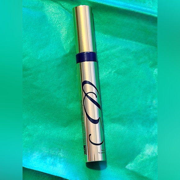 Estée Lauder Sumptuous Extreme Lash Multiplying Volume Mascara - Picture 3 of 5